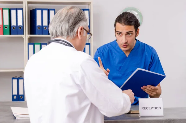 Due medici che parlano alla reception in ospedale — Foto Stock