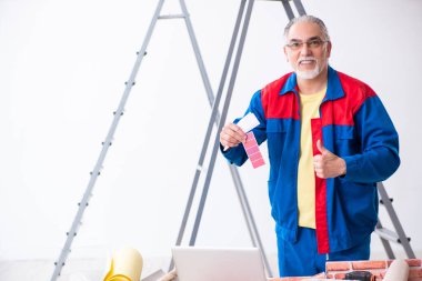 Yaşlı müteahhit evde tadilat yapıyor.