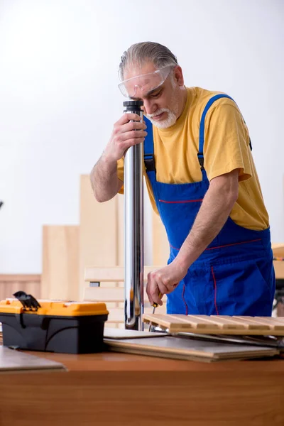 Alter Tischler arbeitet in Werkstatt — Stockfoto