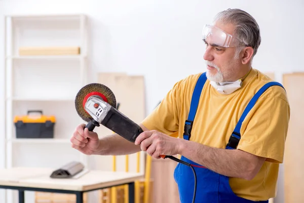 Viejo carpintero trabajando en taller — Foto de Stock