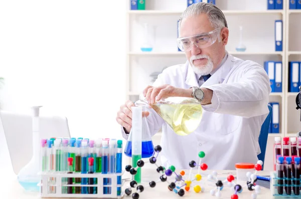 Homem velho químico que trabalha no laboratório — Fotografia de Stock