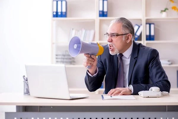 Blanc barbu vieil homme d'affaires employé malheureux avec wo excessive — Photo