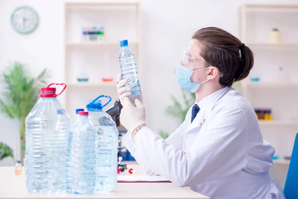 Jovem químico do sexo masculino experimentando em laboratório — Fotografia de Stock