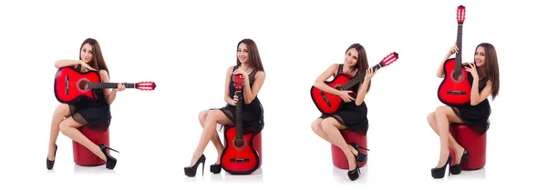 Vrouw gitarist geïsoleerd op de witte — Stockfoto