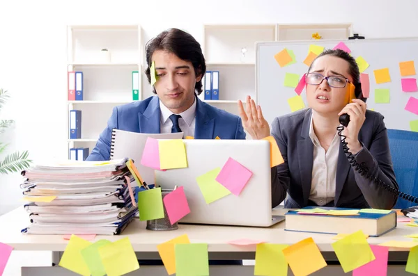 Dos colegas empleados que trabajan en la oficina — Foto de Stock