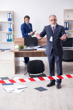 Ofiste çalışan iki kriminolog.