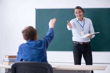 Genç erkek öğretmen ve çocuk sınıfta.