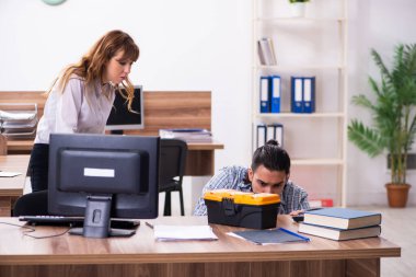 Genç bir erkek. Ofiste uzman.