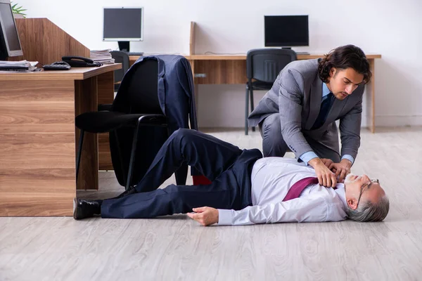 Employé masculin souffrant d'une crise cardiaque au bureau — Photo