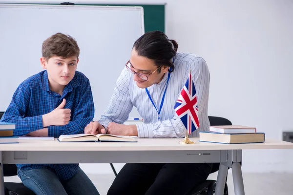 Profesor de inglés masculino y niño en el aula — Foto de Stock