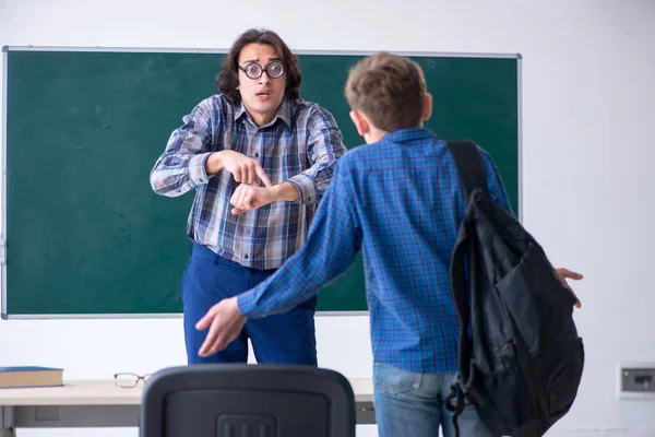 Fauler Junge, der zu spät zur Schule kommt — Stockfoto