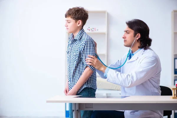 Médico varón examinando niño por estetoscopio — Foto de Stock