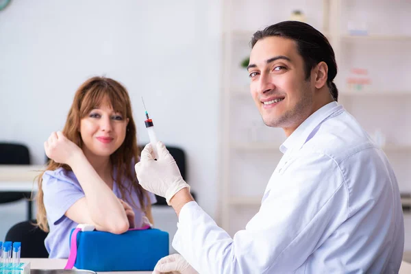 Blood transfusion in hospital clinic — Stock Photo, Image