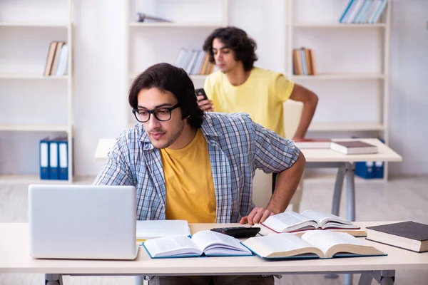 Dos estudiantes varones en el aula — Foto de Stock