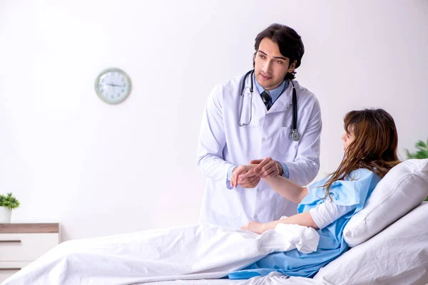 Medico maschio in visita paziente femminile in reparto — Foto Stock