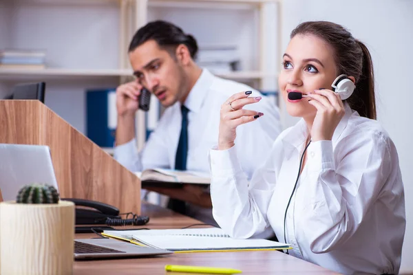 Exploitanten van callcenters die in het kantoor werken — Stockfoto