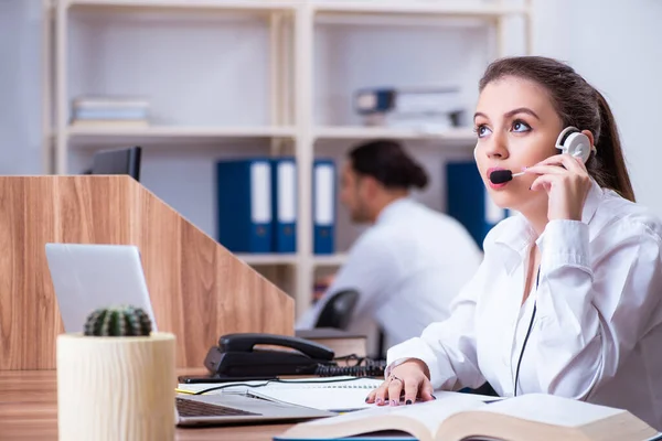 Operatori di call center che lavorano in ufficio — Foto Stock