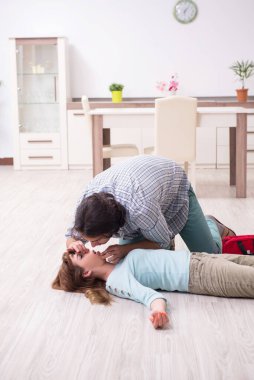 Evde ilk yardım konsepti olan genç bir çift