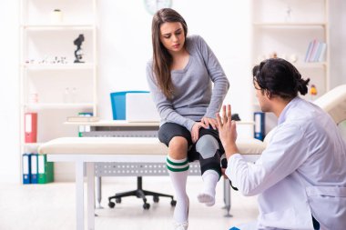 Genç erkek doktor ve kadın güzel hasta.