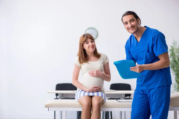 Zwangere vrouw op bezoek bij mannelijke gynaecoloog — Stockfoto