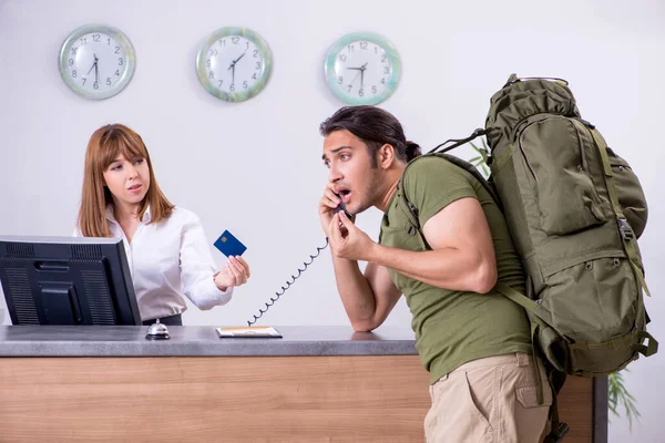 Jongeman bij de hotelreceptie — Stockfoto