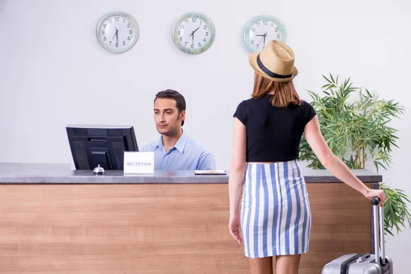 Jovem na recepção do hotel — Fotografia de Stock