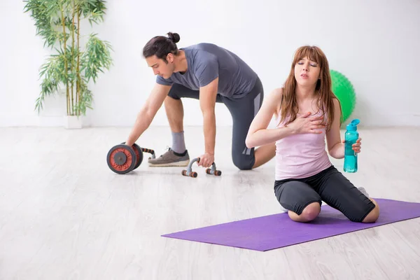 Junge Frau fühlt sich bei Erste-Hilfe-Ausbildung schlecht — Stockfoto