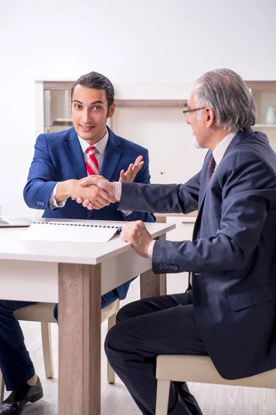 Zwei Geschäftsleute diskutieren über Geschäfte im Amt — Stockfoto