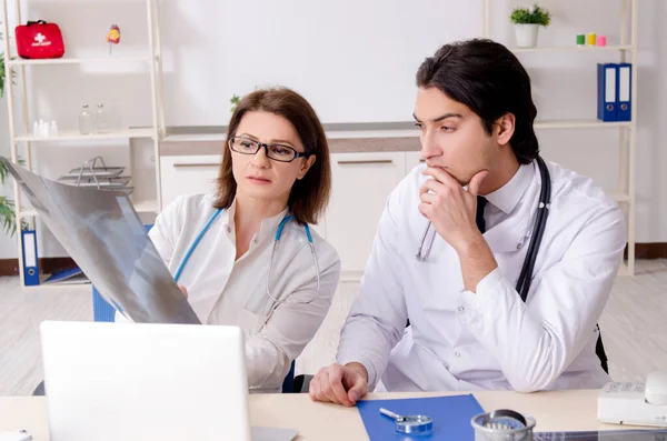 Klinikte çalışan iki doktor. — Stok fotoğraf