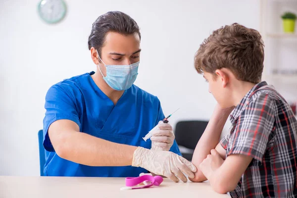 Menino visitante médico no hospital — Fotografia de Stock