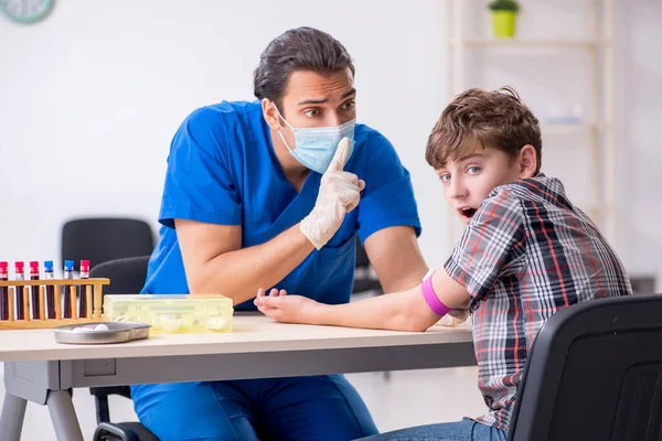 Jonge jongen bezoekt dokter in ziekenhuis — Stockfoto