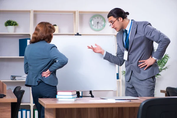 Hombre y mujer en el concepto de reunión de negocios —  Fotos de Stock