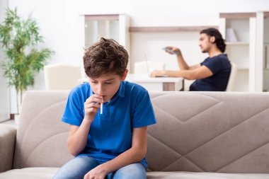Genç bir çocuk ve ailesiyle sigara içme kavramı