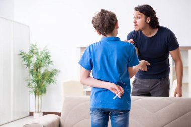 Genç bir çocuk ve ailesiyle sigara içme kavramı