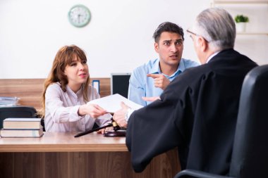 Boşanma konseptinde genç bir çift