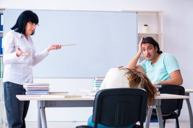 Eski öğretmen ve öğrenciler sınıfta.