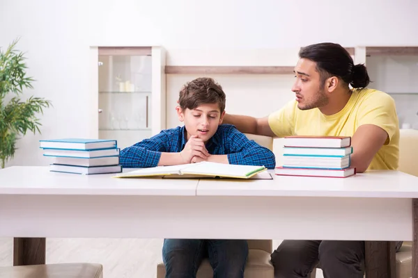 Far hjälper sin son att förbereda sig för skolan — Stockfoto