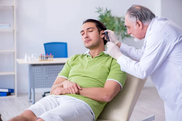 Mannelijke patiënt op bezoek bij arts otolaryngoloog — Stockfoto