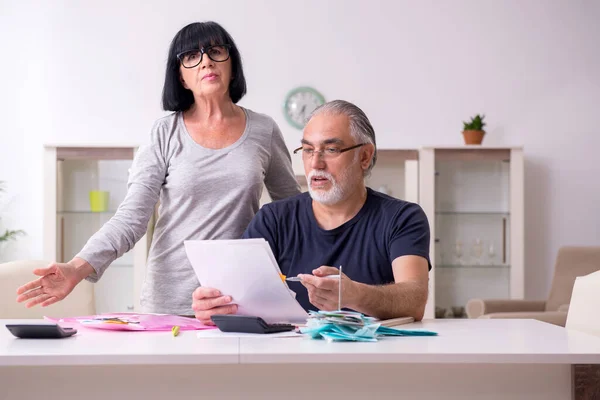 Ηλικιωμένο ζευγάρι συζητά οικονομικά σχέδια — Φωτογραφία Αρχείου