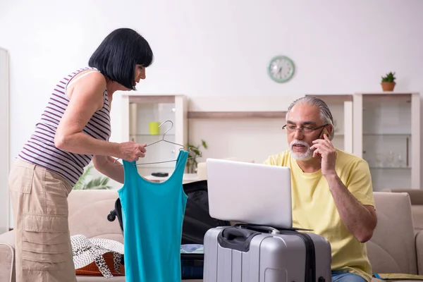 Casal velho se preparando para viagens de férias — Fotografia de Stock