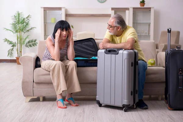 Pareja mayor preparándose para viajar de vacaciones —  Fotos de Stock