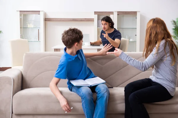 Concepto de fumador menor de edad con niño y familia —  Fotos de Stock