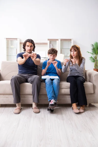 Концепция несовершеннолетнего курения с маленьким мальчиком и семьей — стоковое фото