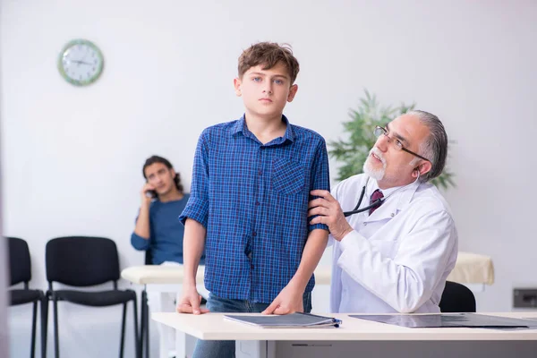 Menino visitante médico no hospital — Fotografia de Stock