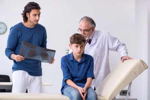 Jonge jongen bezoekt dokter in ziekenhuis — Stockfoto