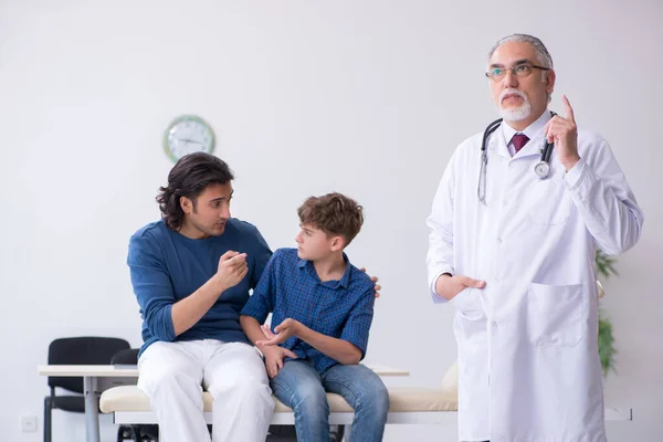 Genç çocuk hastanede doktoru ziyaret ediyor. — Stok fotoğraf