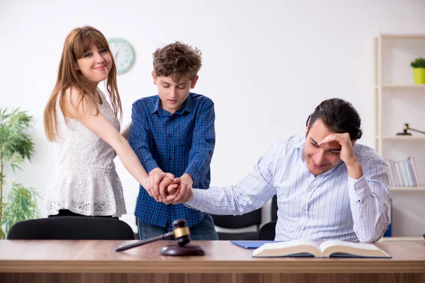 Розлучення сім'ї намагається розділити опіку над дітьми — стокове фото