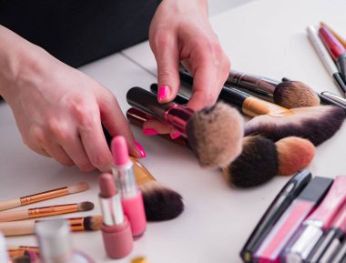 Masada gösterilen makyaj ürünlerinin koleksiyonu