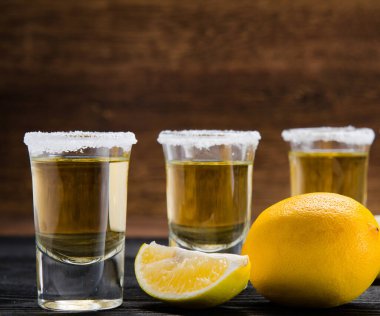 Limonlu ve tuzlu bardakta servis edilen tekila içeceği.