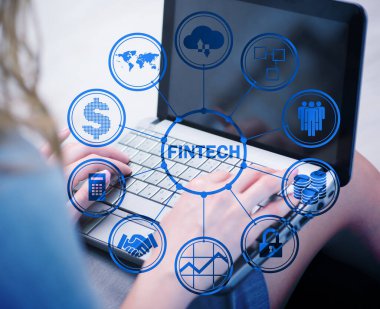 Finans teknolojileri fintech kavramı içinde laptop üzerinde eller